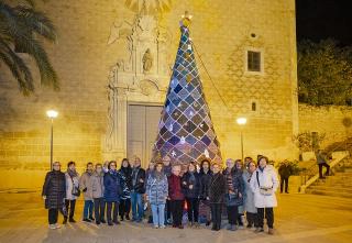 Una trentena de dones de Constantí han elaborat un gran arbre de Nadal fet de ganxet, a la plaça de l&#039;Església