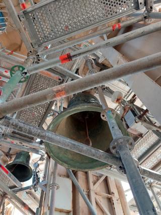 La gran bastida que tapa el campanar a causa de la restauració obligarà enguany a engegar les campanes de forma automàtica