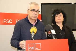 El portaveu del grup municipal del PSC a l&#039;Ajuntament de Reus, Andreu Martín, acompanyat de la regidora Ana Isabel Martínez, avui en roda de premsa