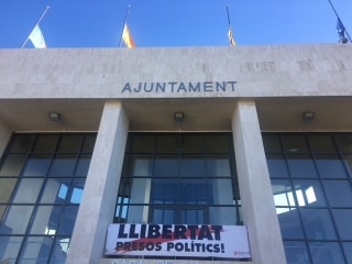 Pancarta penjada a la porta de l&#039;Ajuntament de Cambrils en què es demana la llibertat dels presos polítics catalans