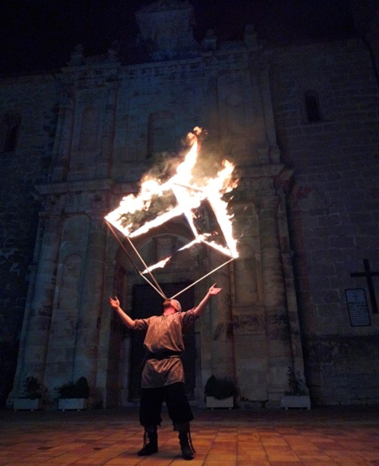 Imatge d&#039;arxiu d&#039;un espectacle de foc, al Mercat Medieval de Castellvell del Camp