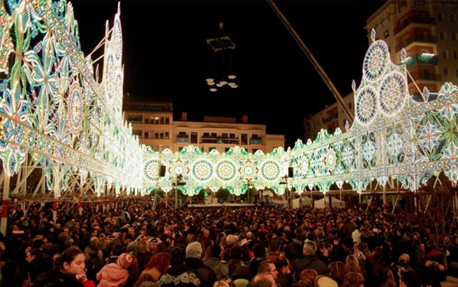 Les Festes Decennals 2021+1 convertiran Valls en &quot;la ciutat de la llum&quot;. A la imatge, El Pati il·luminat durant les Festes Decennals del 2011