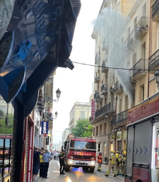 Imatge de l&#039;incendi originat aquesta tarda en unes oficines del número 21 del carrer Sant Agustí