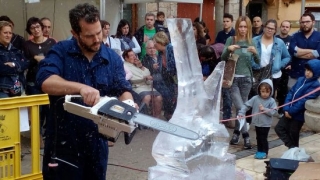 Un artista treballant una escultura de gel en el marc de la Festa del Vidre Artesà de Vimbodí i Poblet, Vitrum, en una imatge d&#039;arxiu