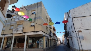 Cunit ha instal·lat paraigües de colors en els carrers més cèntrics del municipi