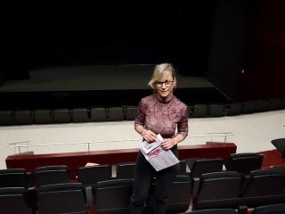 La regidora de Cultura del Vendrell, Silvia Vaquero, ha presentat l&#039;acte inaugural de l&#039;Any Guimerà, al mateix Teatre Àngel Guimerà (TÀG)
