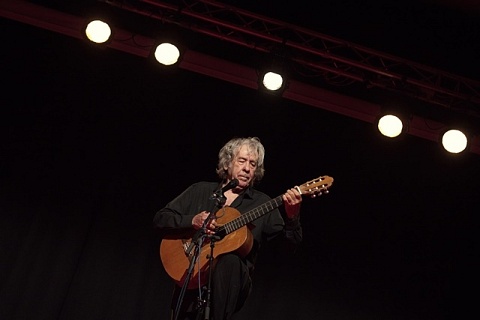 El 14 d'octubre serà el torn pel cantautor de 88 anys Paco Ibañez al Teatre Fortuny de Reus. A la imatge, un concert d'Ibáñez a Altafulla