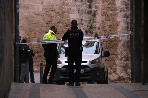 Agents dels Mossos d'Esquadra investigant la mort d'una persona al carrer de l'Església de Valls